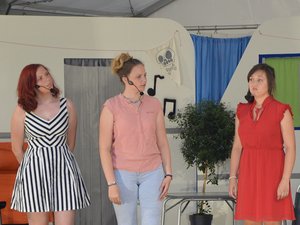 Sabine (Jessica Steidle), Anita (Vanessa Steidle) und Luise (Mona Bumiller)