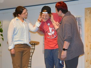 Brigitte Ebner (Verena Nieß), Thomas Klein (Jakob Frey) und Martha Ebner (Manuela Joos)