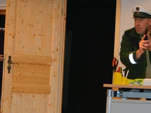 Martha Ebner (Manuela Joos) und Polizist Josef Dimpfl (Dietmar Mergenthaler) ...
